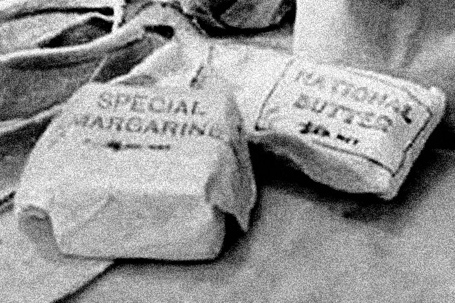 394px-A_Day_in_the_Life_of_a_Wartime_Housewife-_Everyday_Life_in_London,_England,_1941_D2373